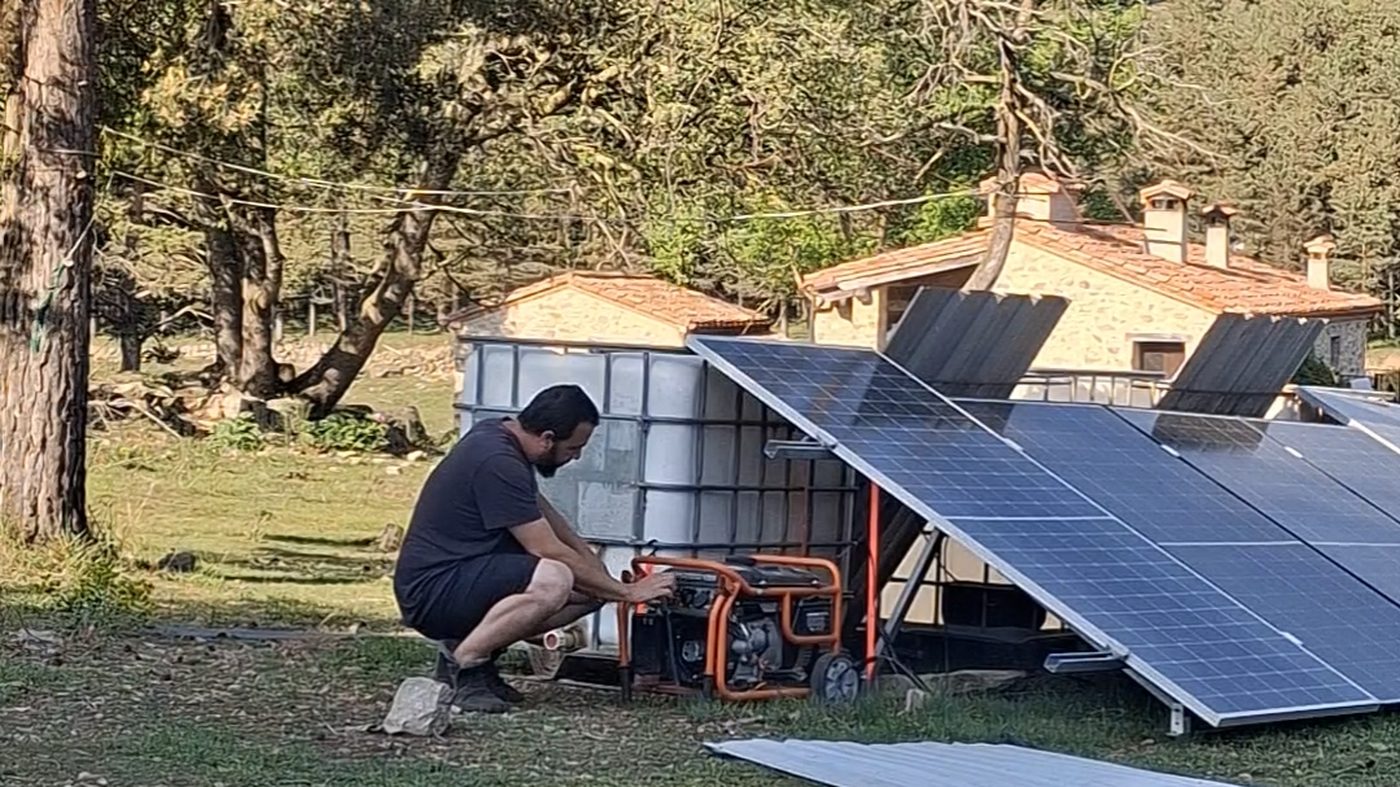 El cortijo con placas solares y generador, levantado a mano