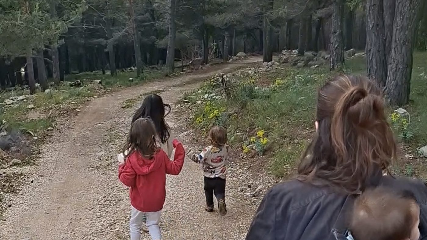 Familia caminando por un sendero del bosque